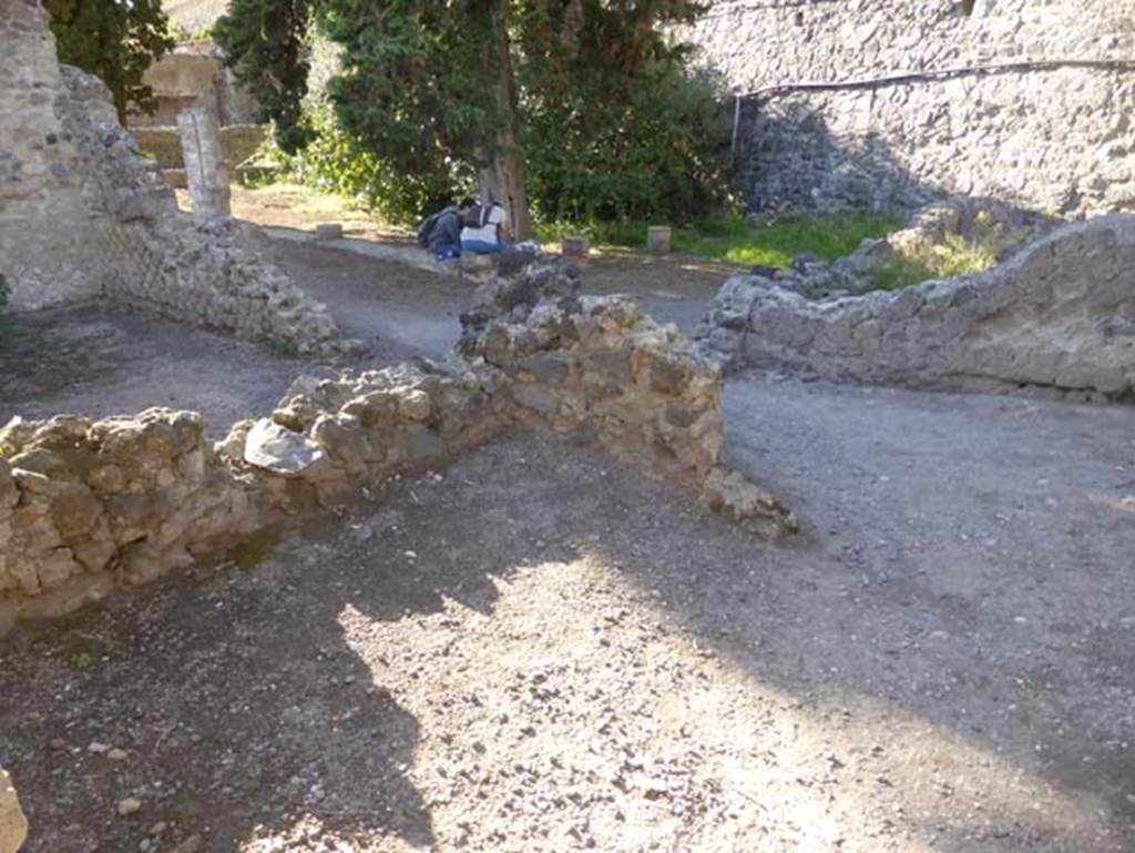 II.4 Herculaneum, September 2015. Remains of rooms on south side of shop. The upper part of the photo belongs to II.3